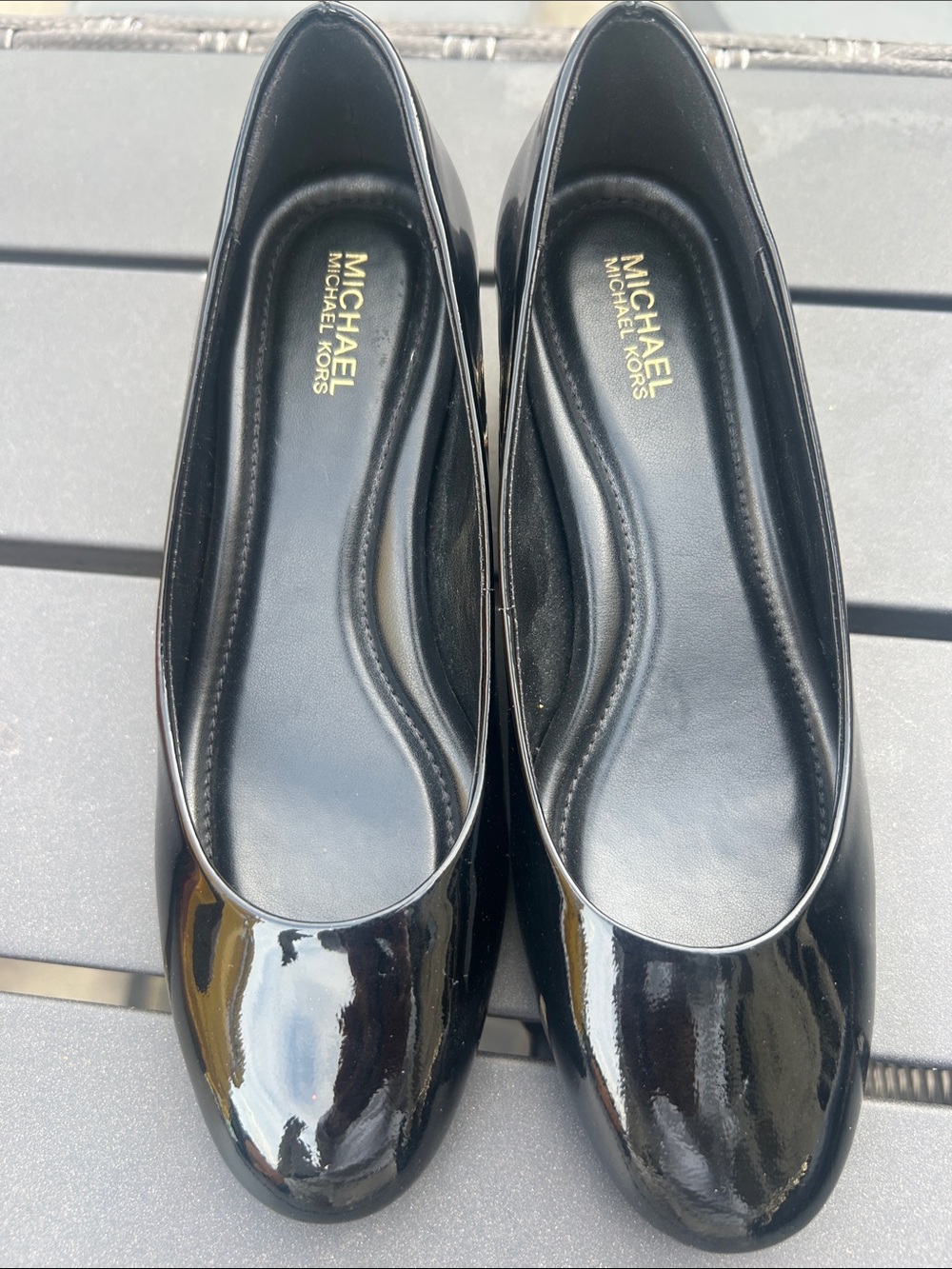 Never worn! Michael Kors Black Patent Gold Chain Small Pumps 6